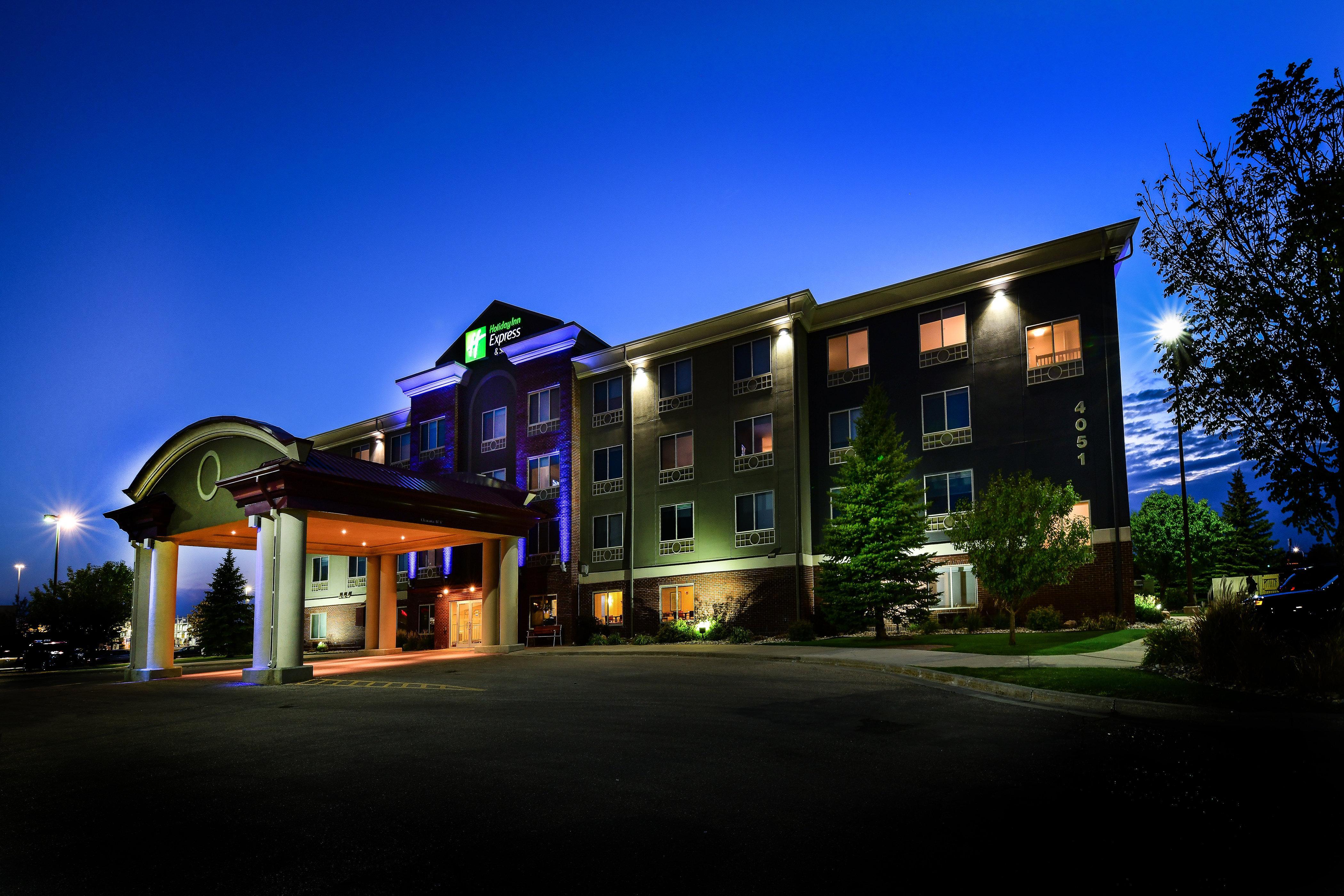 Holiday Inn Express Hotel & Suites Grand Forks, An Ihg Hotel Exterior photo