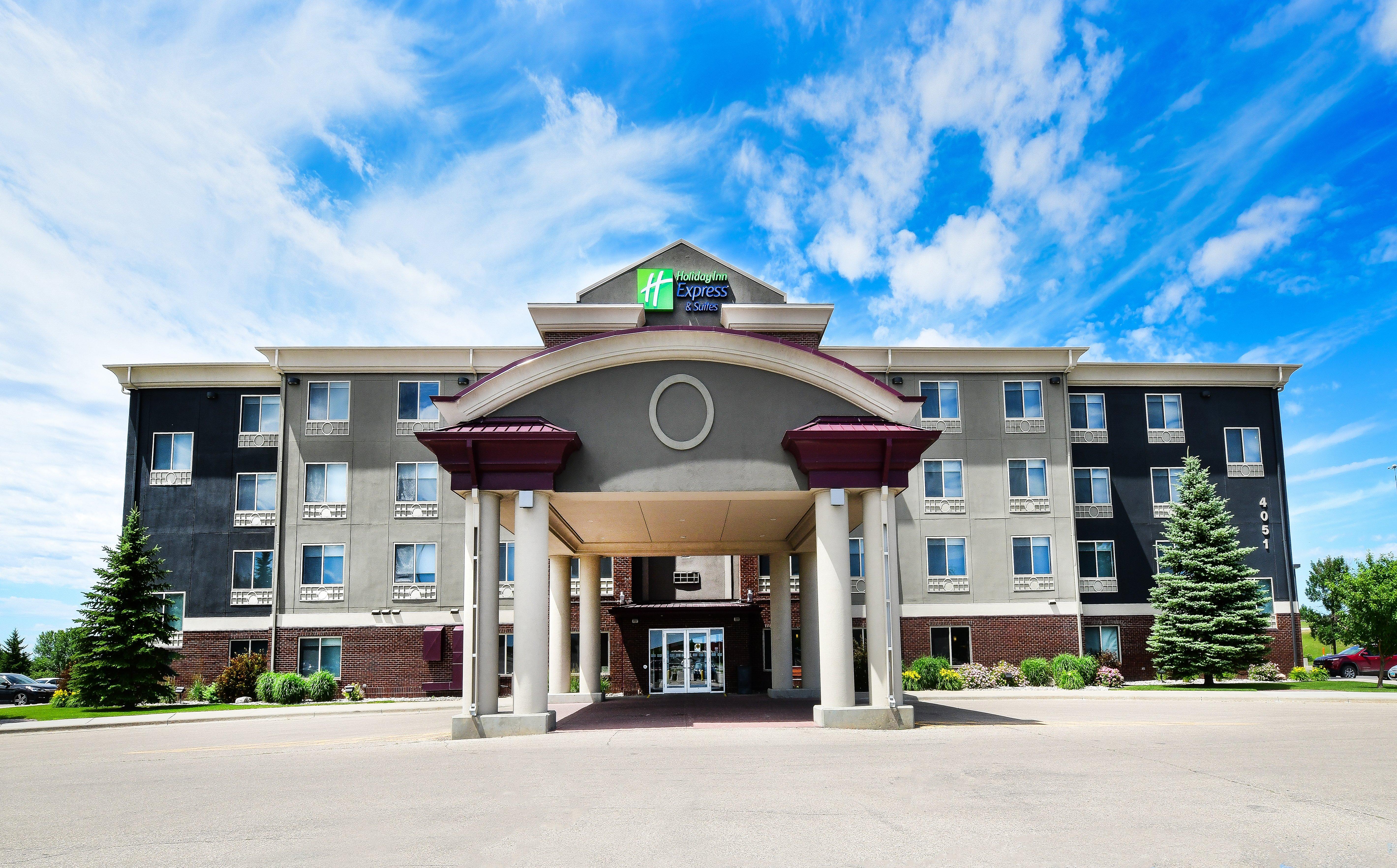 Holiday Inn Express Hotel & Suites Grand Forks, An Ihg Hotel Exterior photo