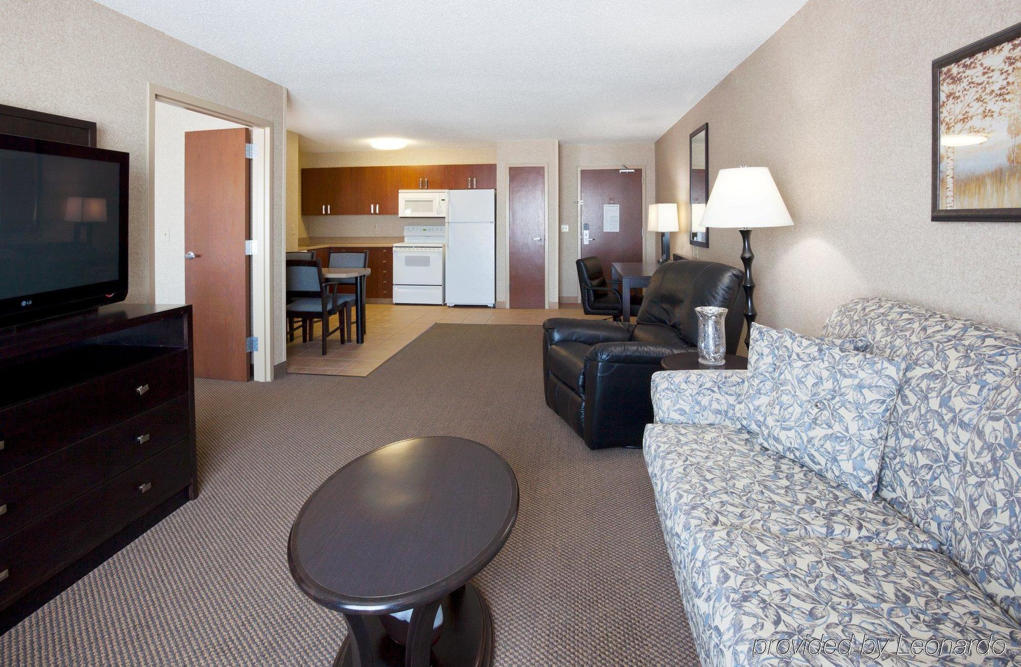 Holiday Inn Express Hotel & Suites Grand Forks, An Ihg Hotel Room photo