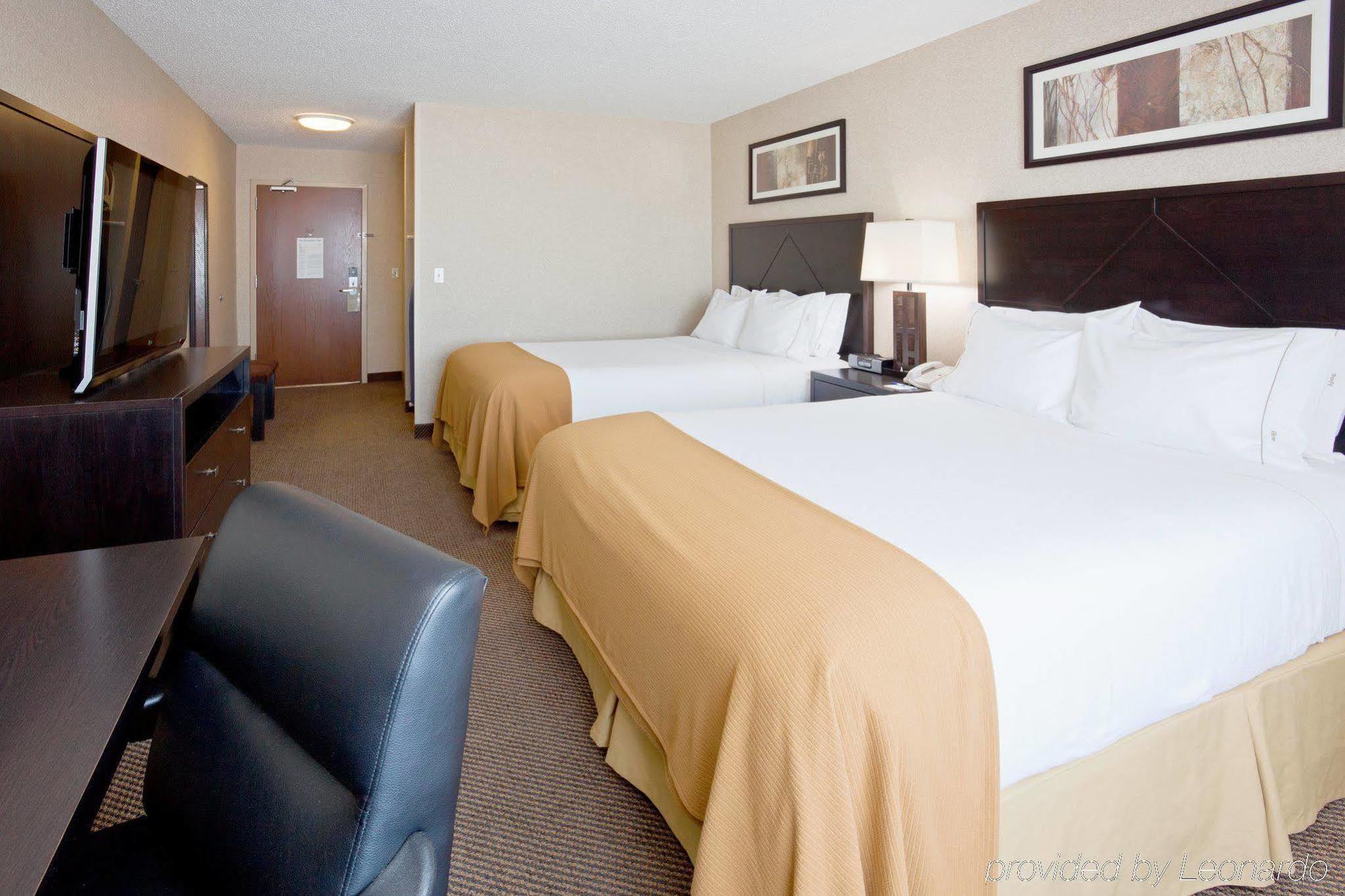 Holiday Inn Express Hotel & Suites Grand Forks, An Ihg Hotel Room photo