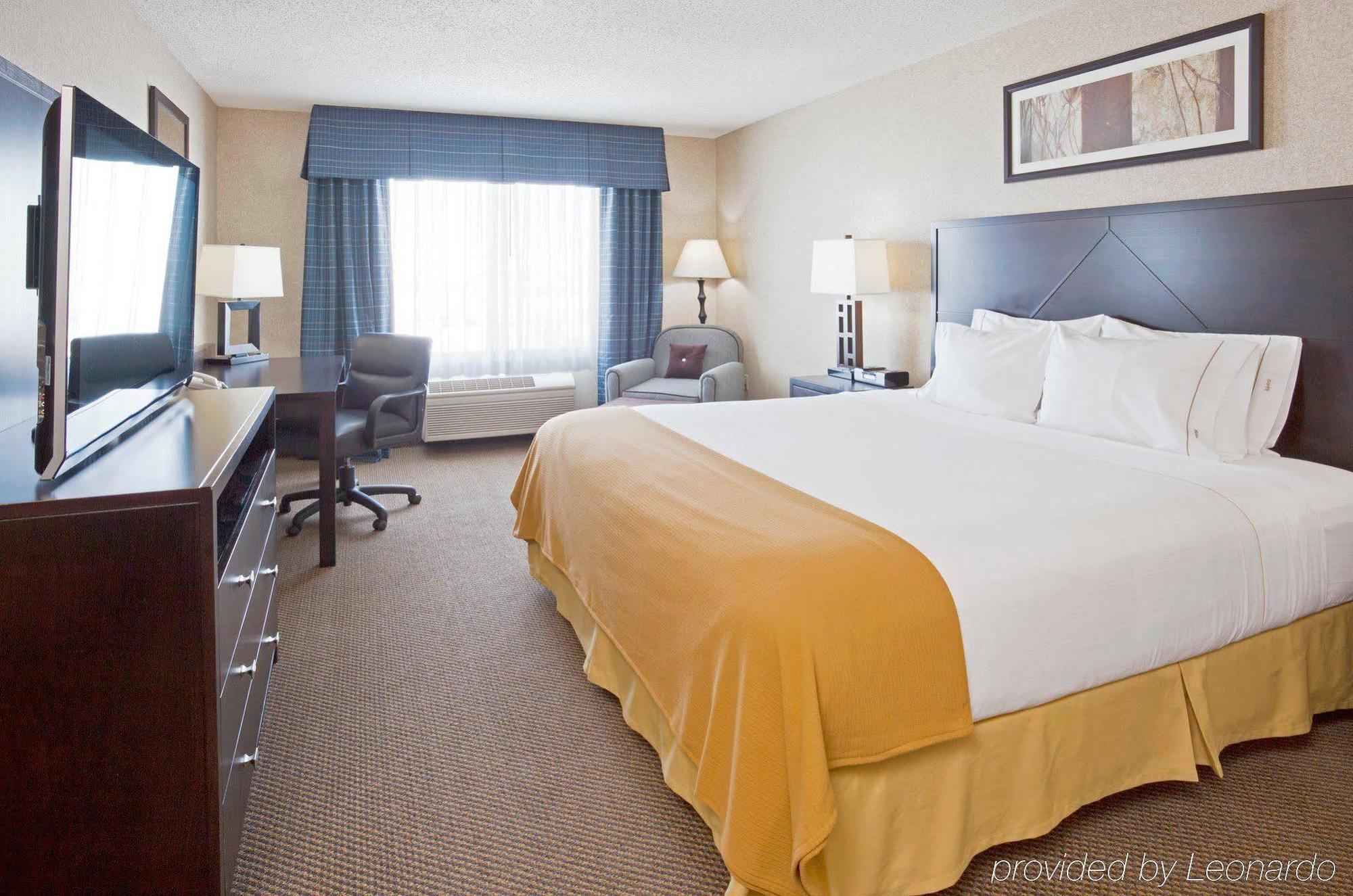 Holiday Inn Express Hotel & Suites Grand Forks, An Ihg Hotel Room photo