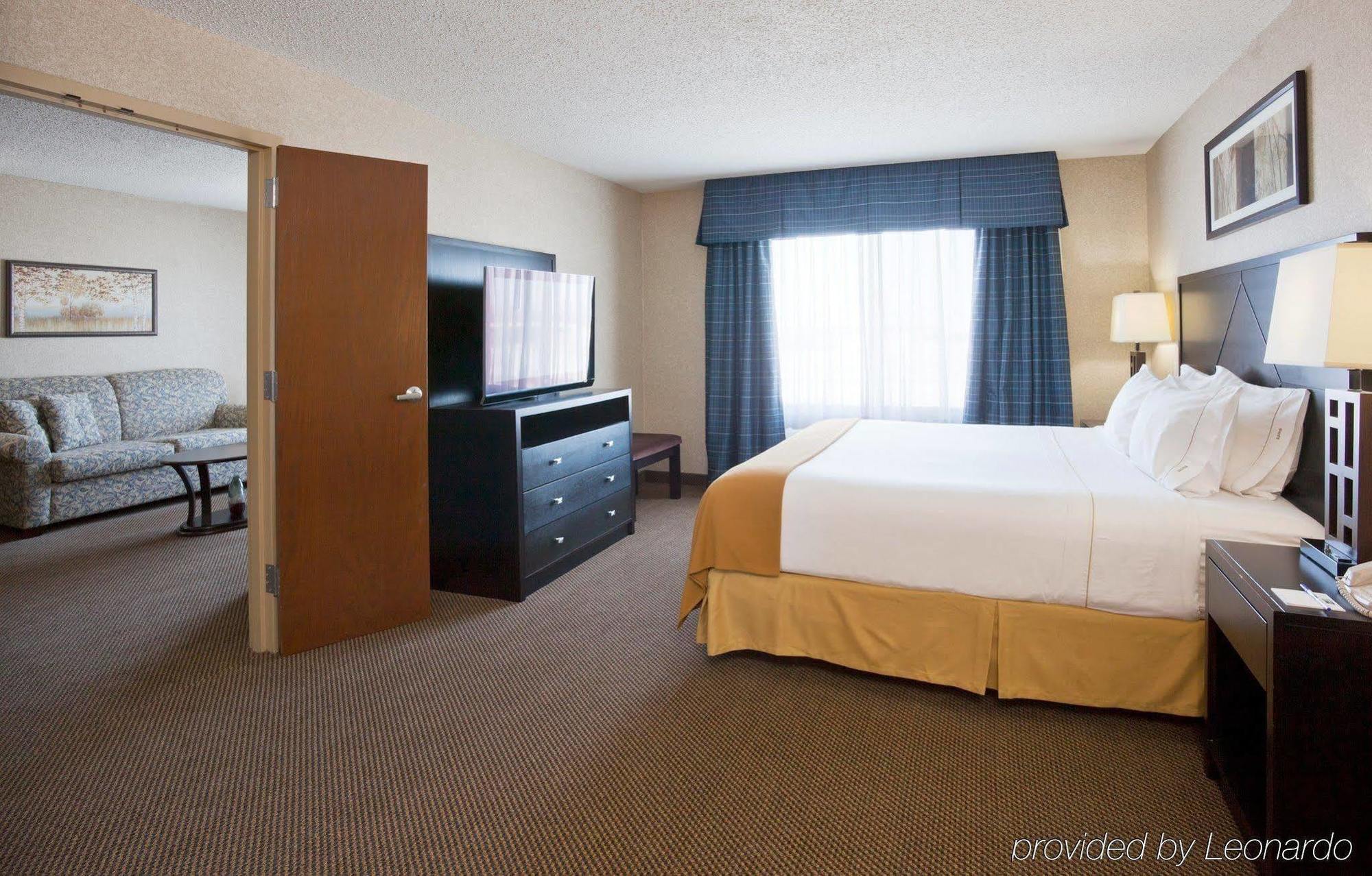 Holiday Inn Express Hotel & Suites Grand Forks, An Ihg Hotel Room photo