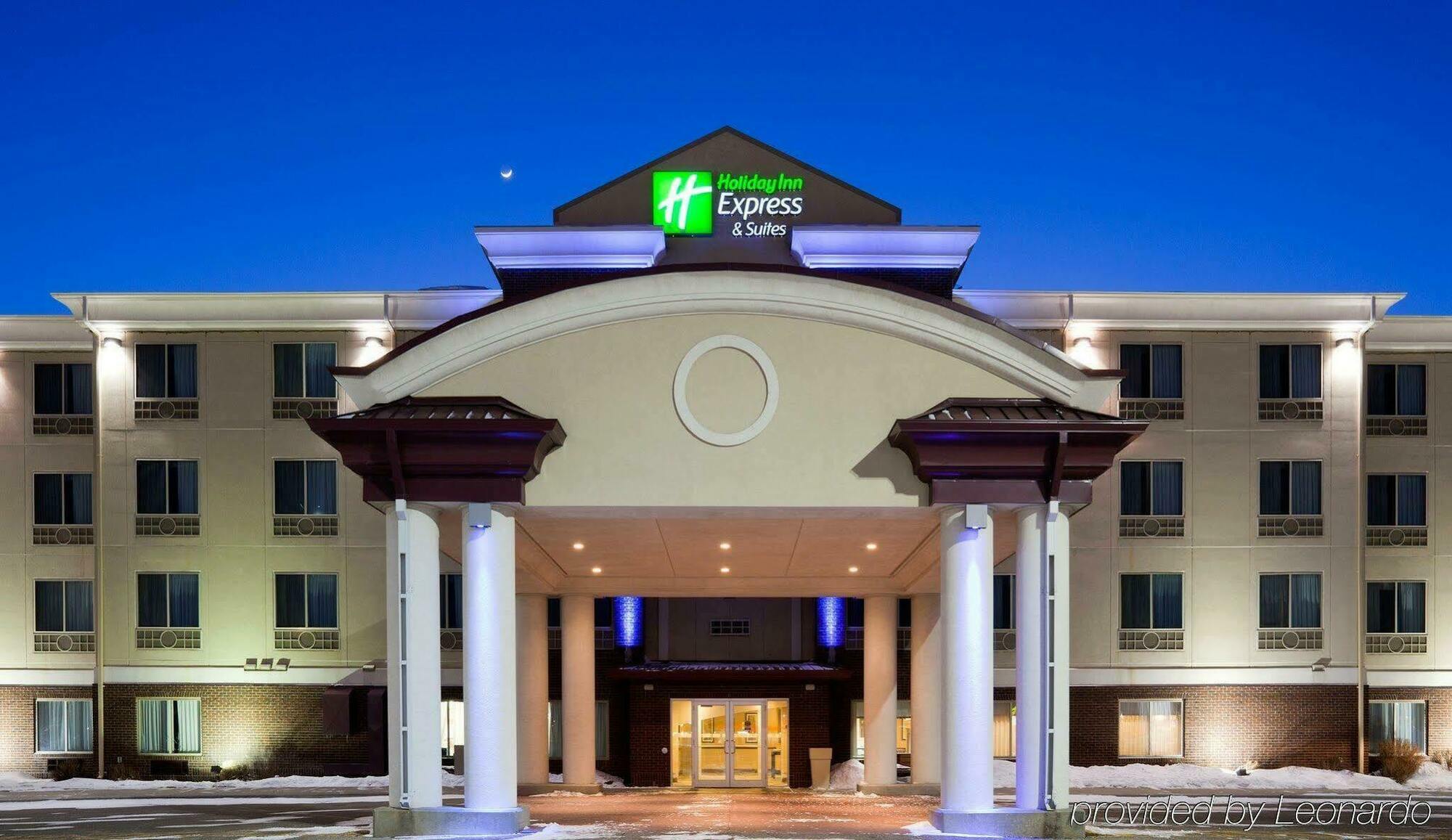 Holiday Inn Express Hotel & Suites Grand Forks, An Ihg Hotel Exterior photo